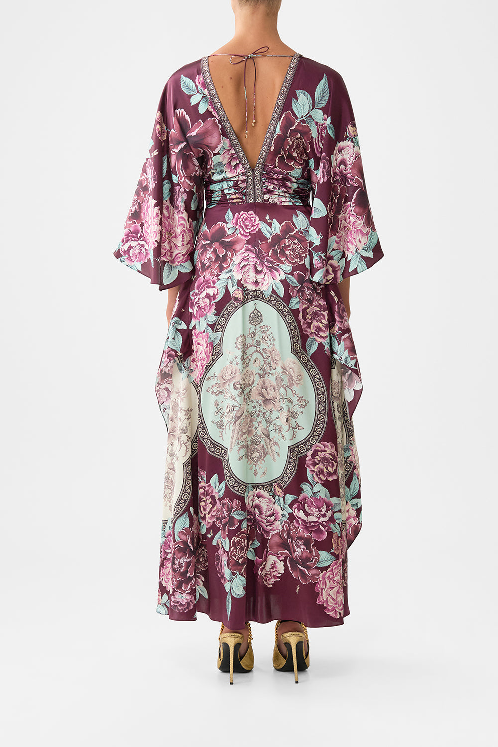 VESTIDO LARGO CON ESCOTE EN V Y DETALLE DE CORDONES SI ESTOS AZULEJOS PUDIERAN HABLAR