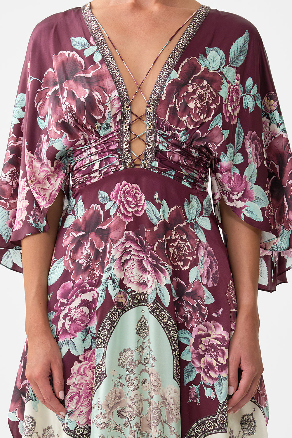 VESTIDO LARGO CON ESCOTE EN V Y DETALLE DE CORDONES SI ESTOS AZULEJOS PUDIERAN HABLAR
