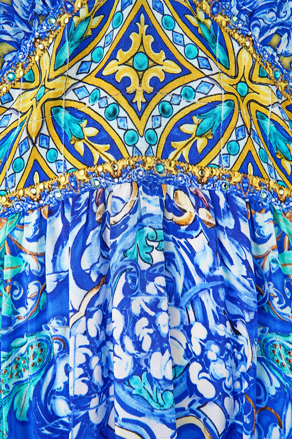 VESTIDO ENTALLADO CON VOLANTE EN EL BAJO BAJO EL SOL ANDALUZ