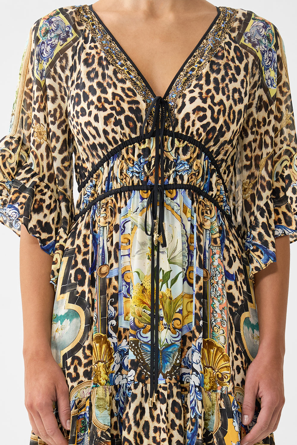 VESTIDO LARGO CON MANGAS DE VOLANTES ESTILO SEVILLANO