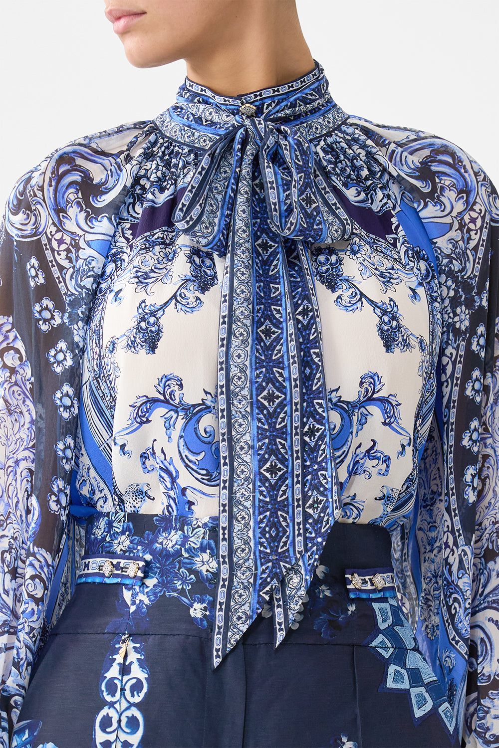 BLUSA RAGLÁN CON LAZO DESMONTABLE UN PAÍS DE LAS MARAVILLAS DE AZULEJOS