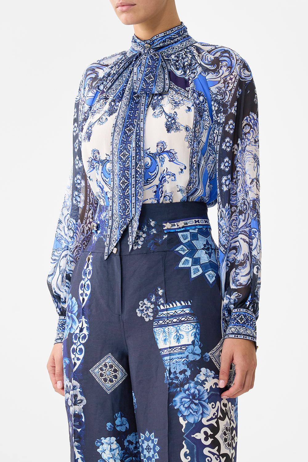 BLUSA RAGLÁN CON LAZO DESMONTABLE UN PAÍS DE LAS MARAVILLAS DE AZULEJOS