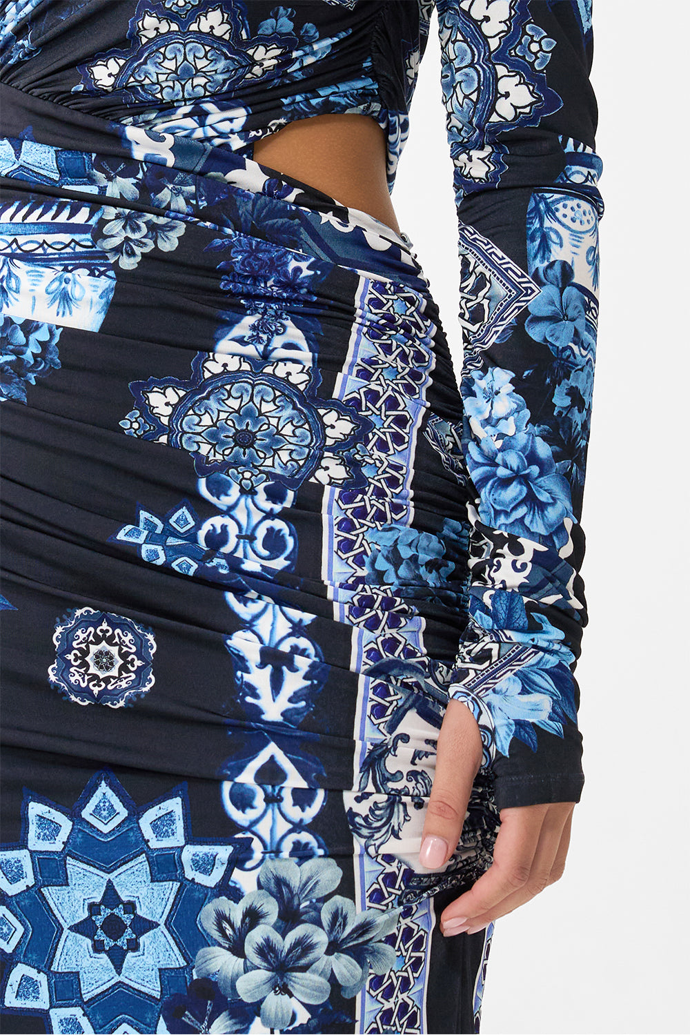VESTIDO ASIMÉTRICO DE PUNTO CON ABERTURAS UN PAÍS DE LAS MARAVILLAS AZULEJADO