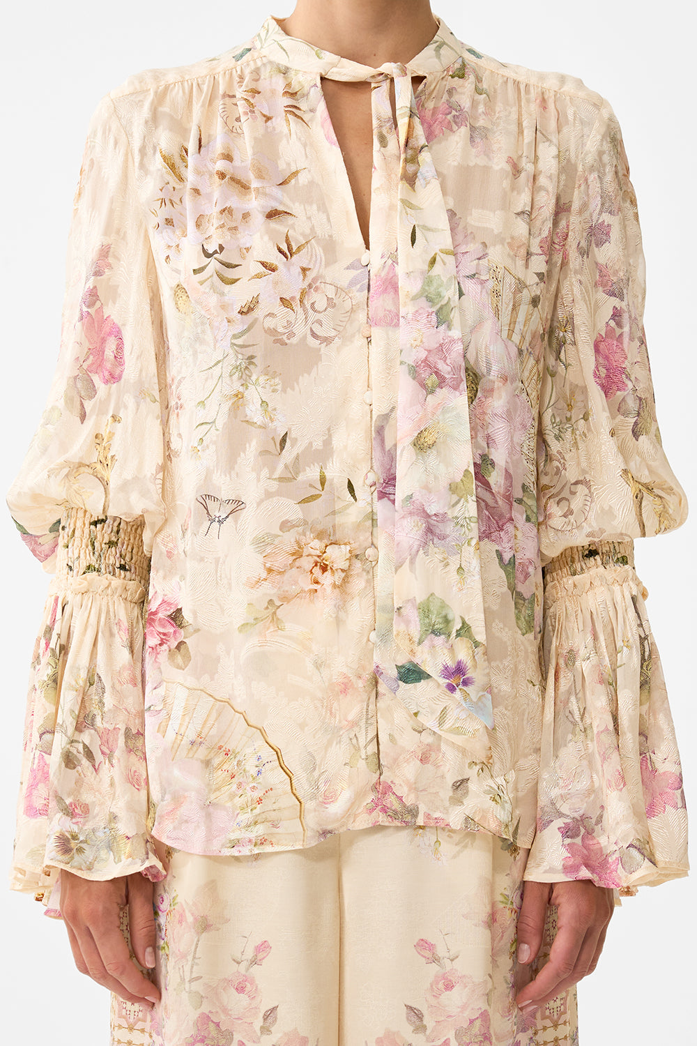 BLUSA CON NUDO DELANTERO, MANGAS ELÁSTICAS, ADORNADA EN ARANJUEZ