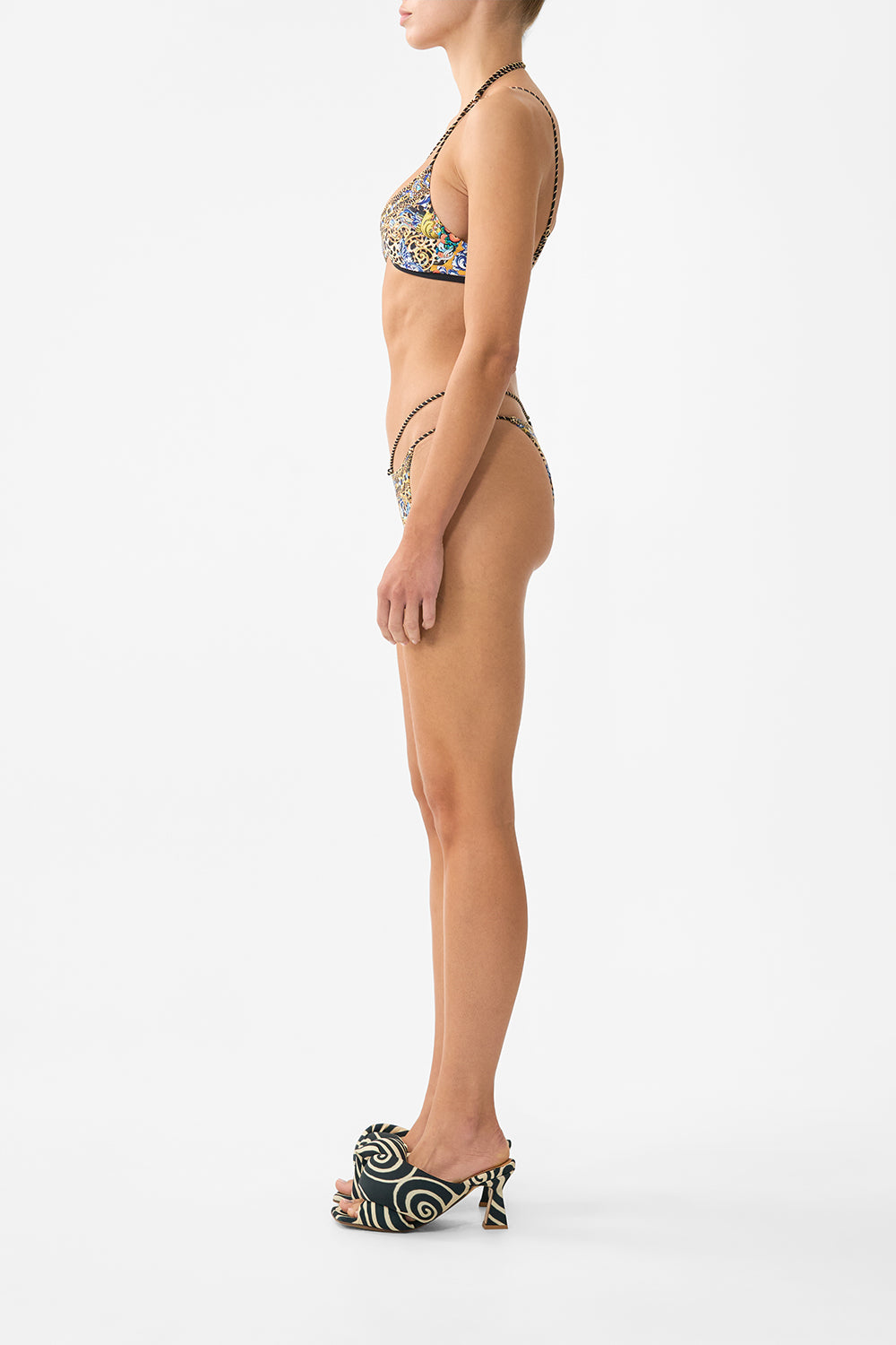 BRAGUITA DE BIKINI CON MÚLTIPLES TIRAS Y ADORNOS DE ANILLOS ESTILO SEVILLANO