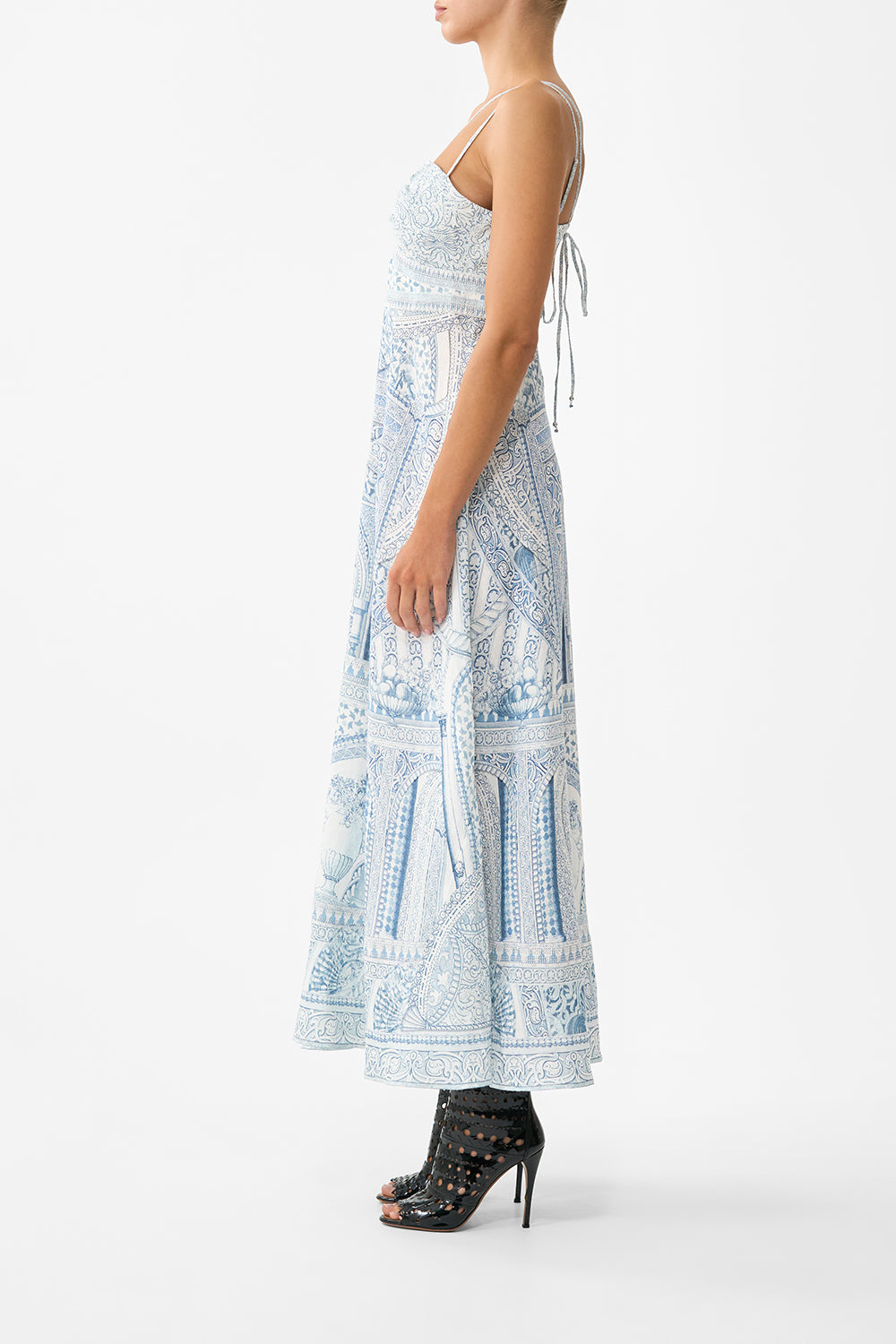 VESTIDO CON DETALLE DE TIRANTES EL ZUMBIDO DE LA ALHAMBRA