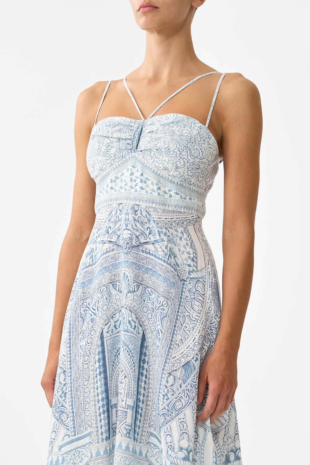 VESTIDO CON DETALLE DE TIRANTES EL ZUMBIDO DE LA ALHAMBRA