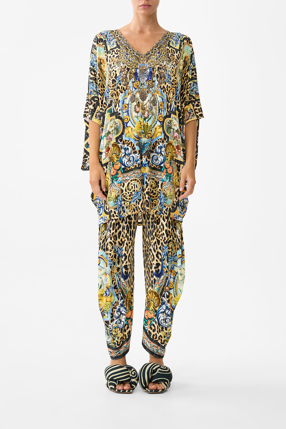 PANTALÓN DE PUNTO CON BAJO ABUSONADO ESTILO SEVILLANO