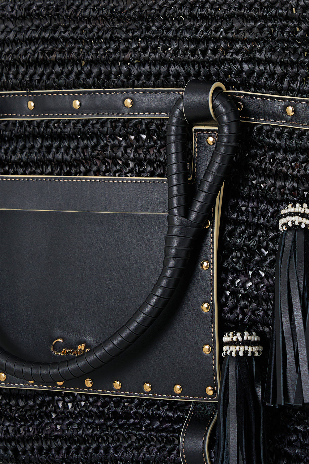 BOLSO DE RAFIA CON BORLAS NEGRO LISO