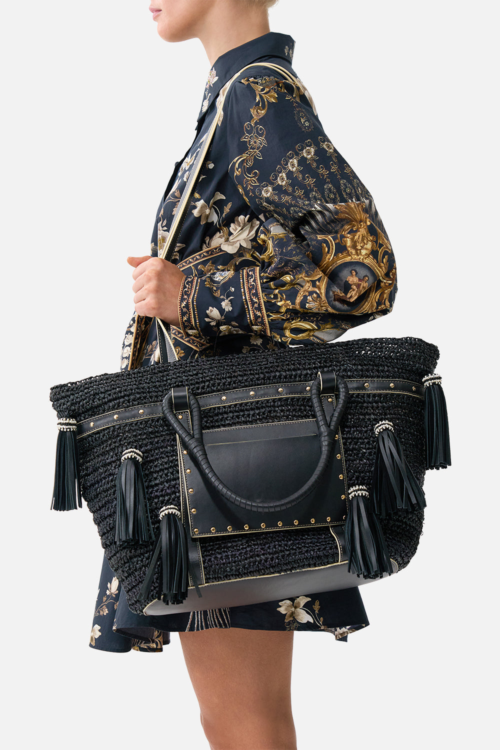 BOLSO DE RAFIA CON BORLAS NEGRO LISO