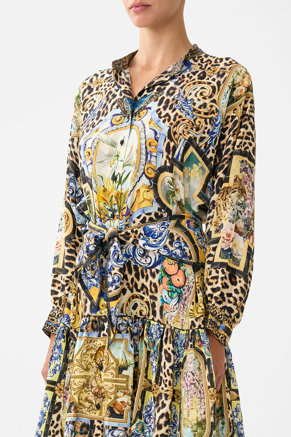VESTIDO CAMISERO CORTO CON VOLANTES Y CINTURÓN ANCHO ESTILO SEVILLANO