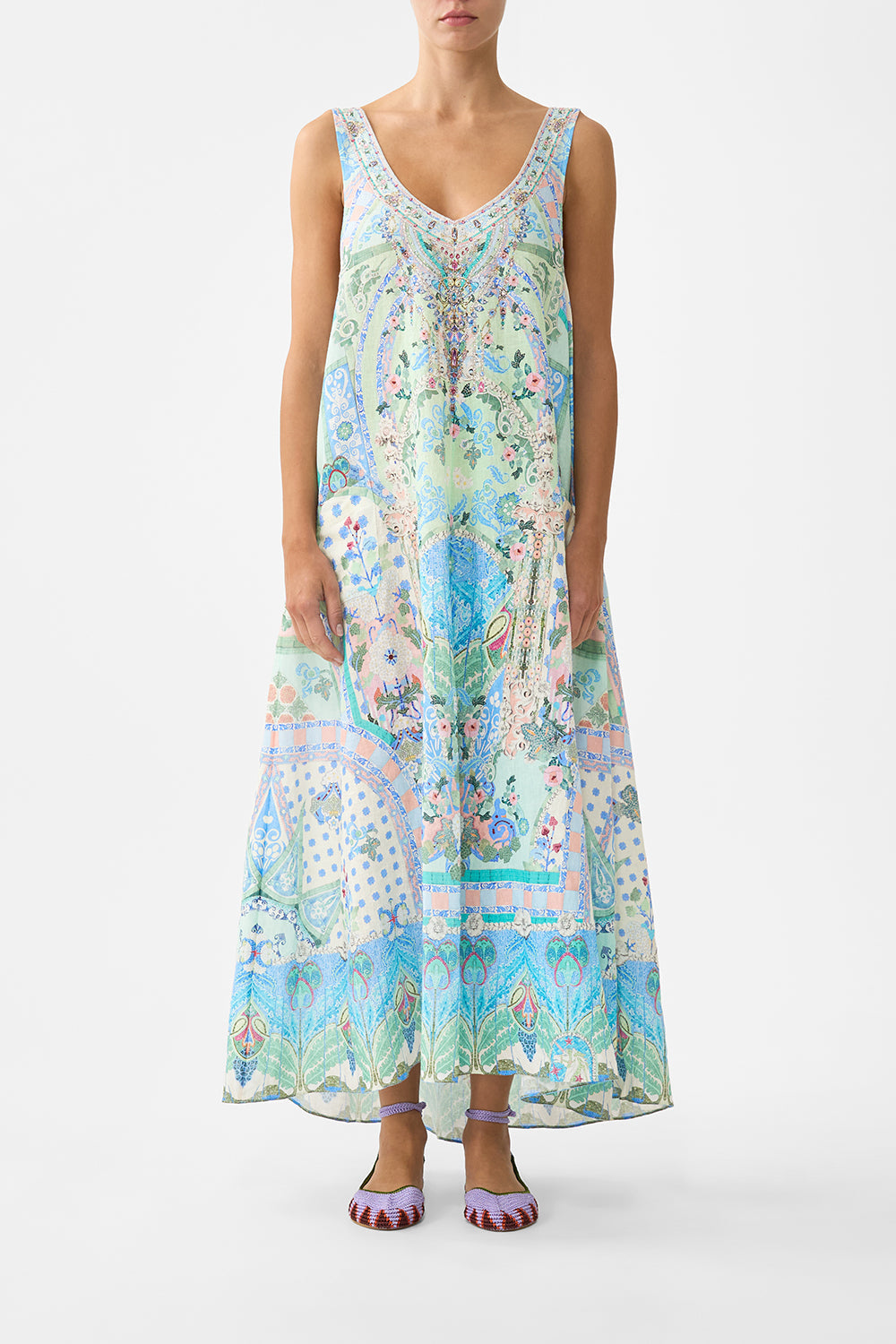 VESTIDO CON CUELLO EN V, BOLSILLOS Y ESPALDA BAJA MOSAICOS DE VERANO