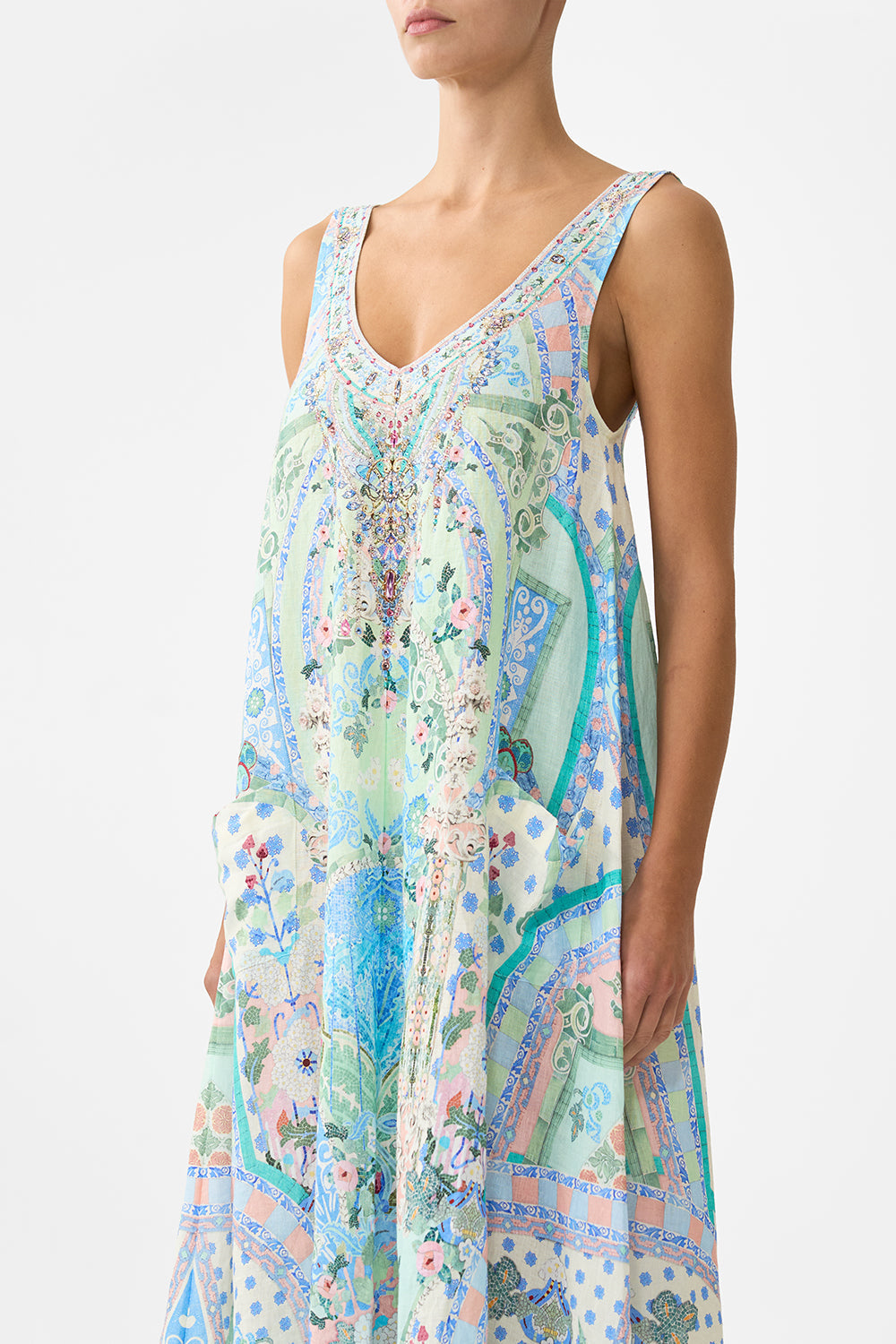 VESTIDO CON CUELLO EN V, BOLSILLOS Y ESPALDA BAJA MOSAICOS DE VERANO