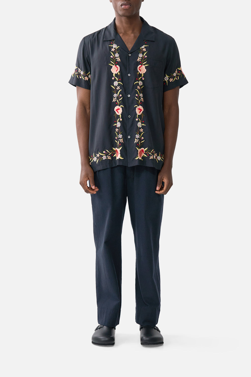 CAMISA BORDADA DE MANGA CORTA CON CUELLO CUBANO DAUGHTERS OF DUENDE