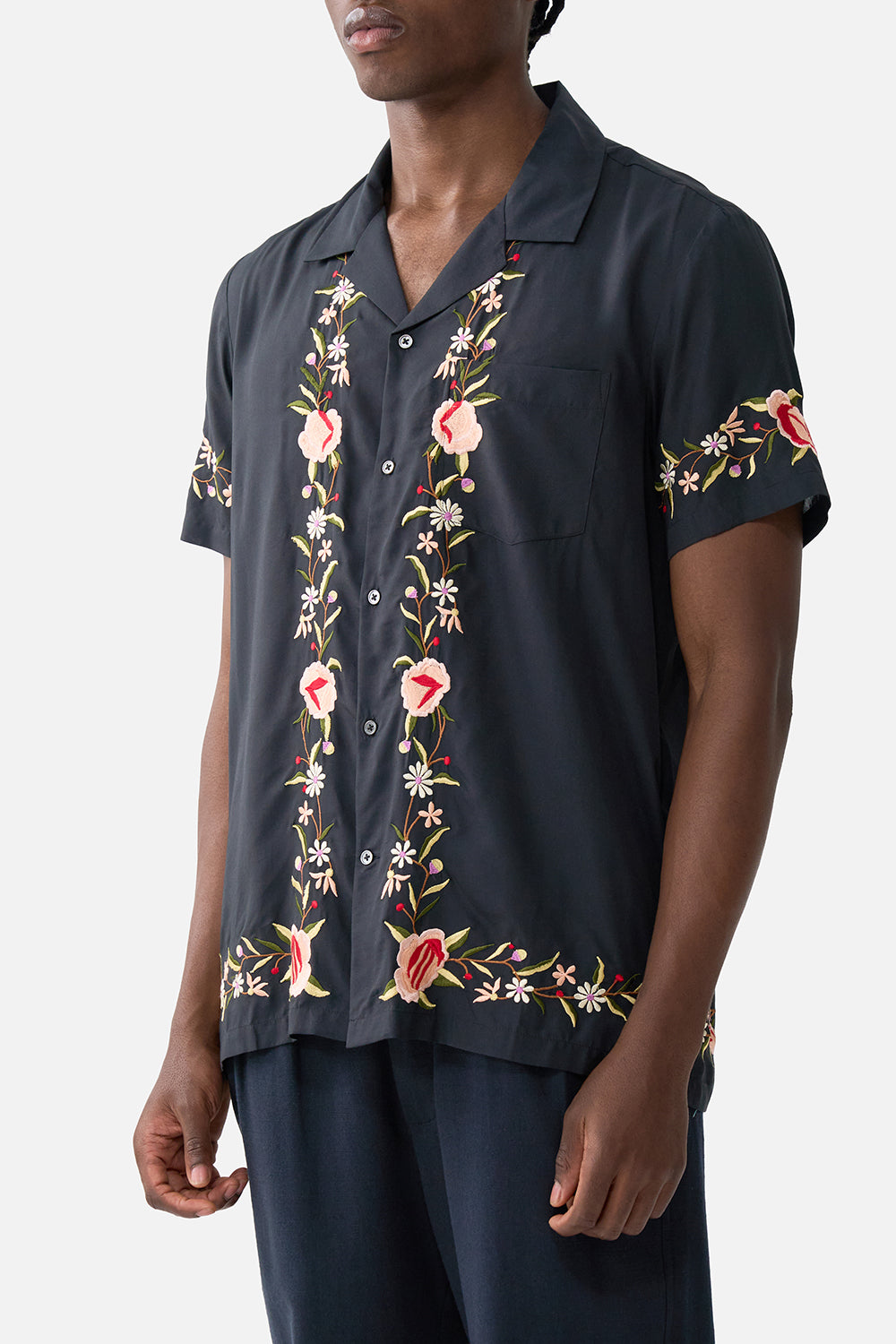 CAMISA BORDADA DE MANGA CORTA CON CUELLO CUBANO DAUGHTERS OF DUENDE