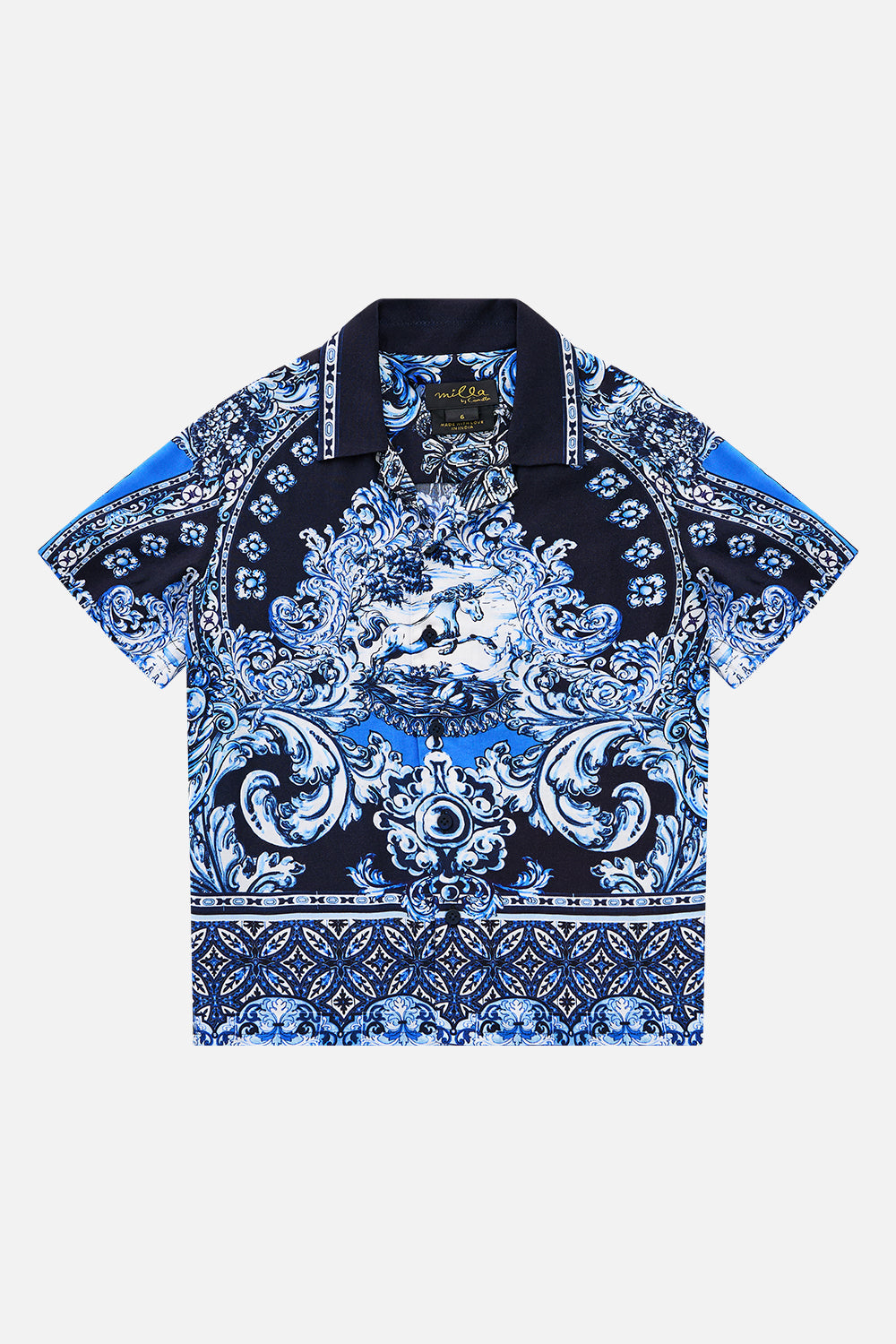 CAMISA DE NIÑO DE MANGA CORTA CON CUELLO CUBANO UN PAÍS DE LAS MARAVILLAS CON AZULEJOS
