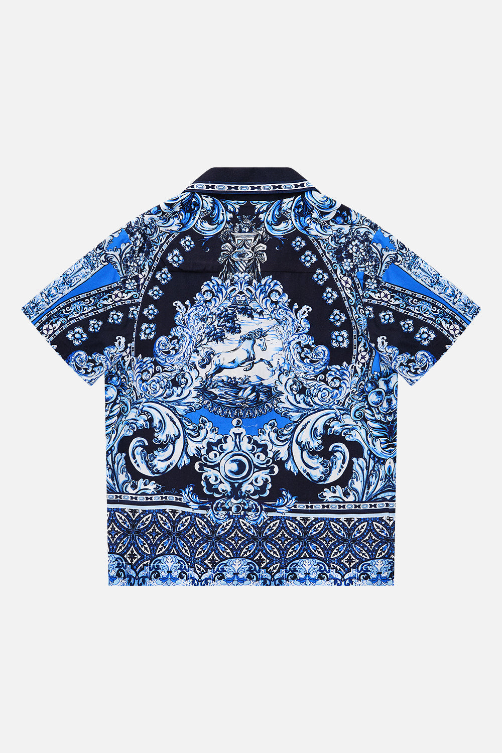 CAMISA DE NIÑO DE MANGA CORTA CON CUELLO CUBANO UN PAÍS DE LAS MARAVILLAS CON AZULEJOS