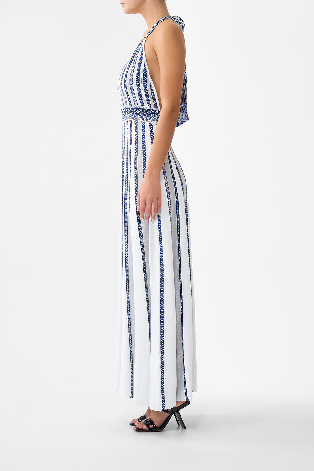 VESTIDO DE PUNTO CON CUELLO HALTER Y LAZO DE SEDA EN UN PAÍS DE LAS MARAVILLAS DE AZULEJOS