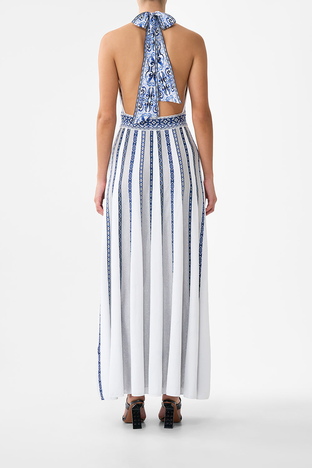 VESTIDO DE PUNTO CON CUELLO HALTER Y LAZO DE SEDA EN UN PAÍS DE LAS MARAVILLAS DE AZULEJOS
