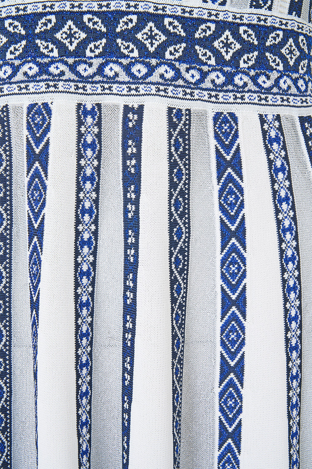 VESTIDO DE PUNTO CON CUELLO HALTER Y LAZO DE SEDA EN UN PAÍS DE LAS MARAVILLAS DE AZULEJOS