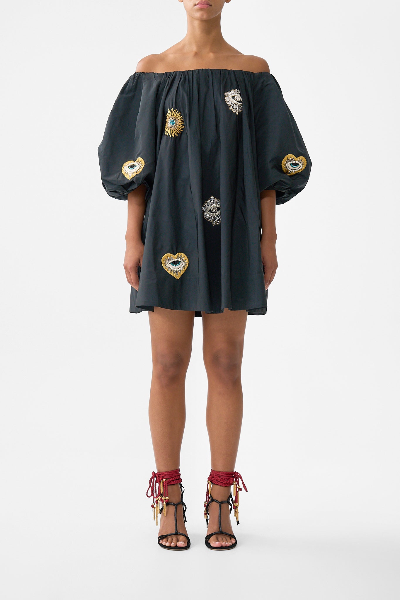 VESTIDO HINCHADO CON HOMBROS DESCUBIERTOS AMULETOS Y ALQUIMIA