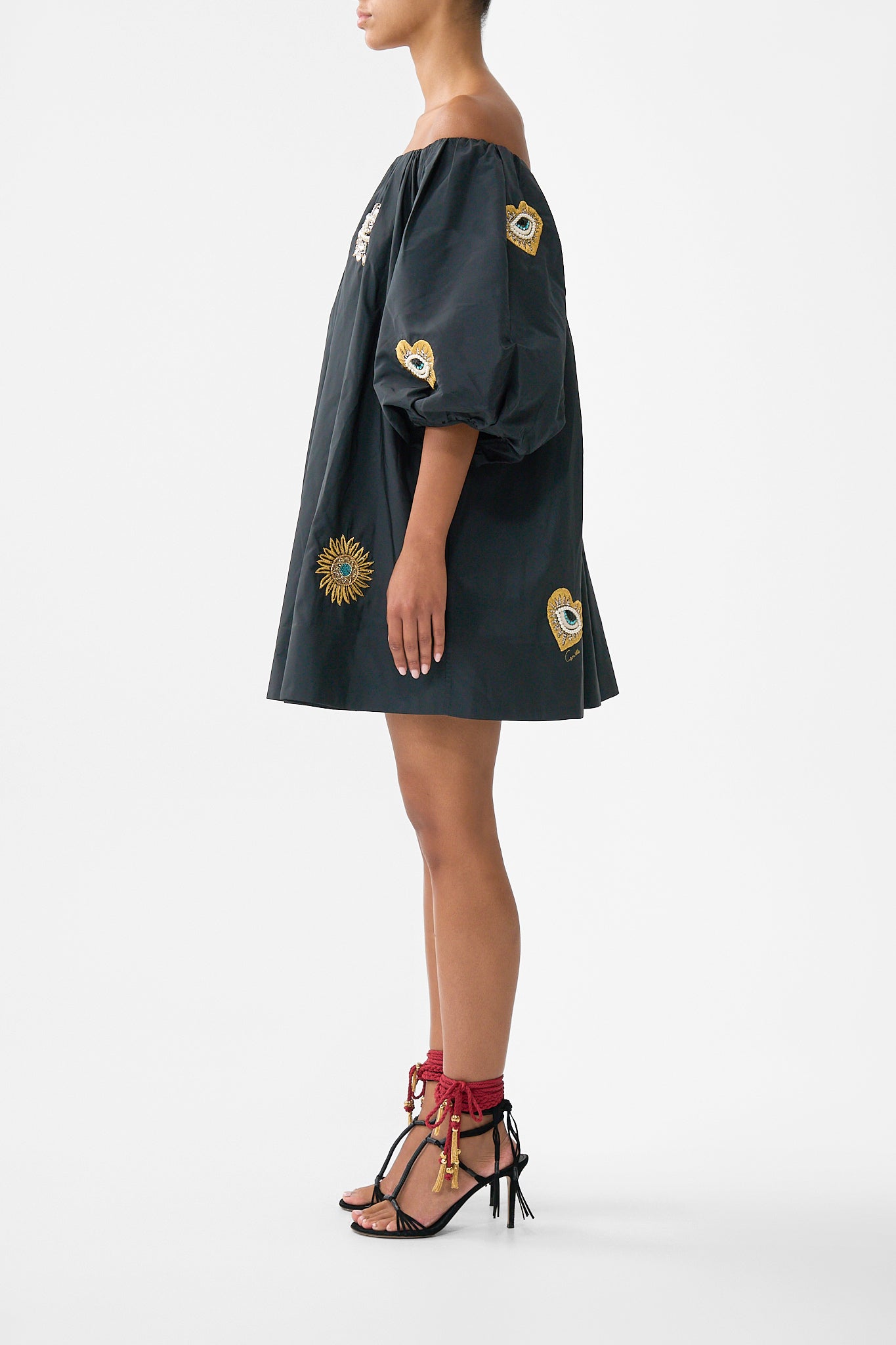 VESTIDO HINCHADO CON HOMBROS DESCUBIERTOS AMULETOS Y ALQUIMIA