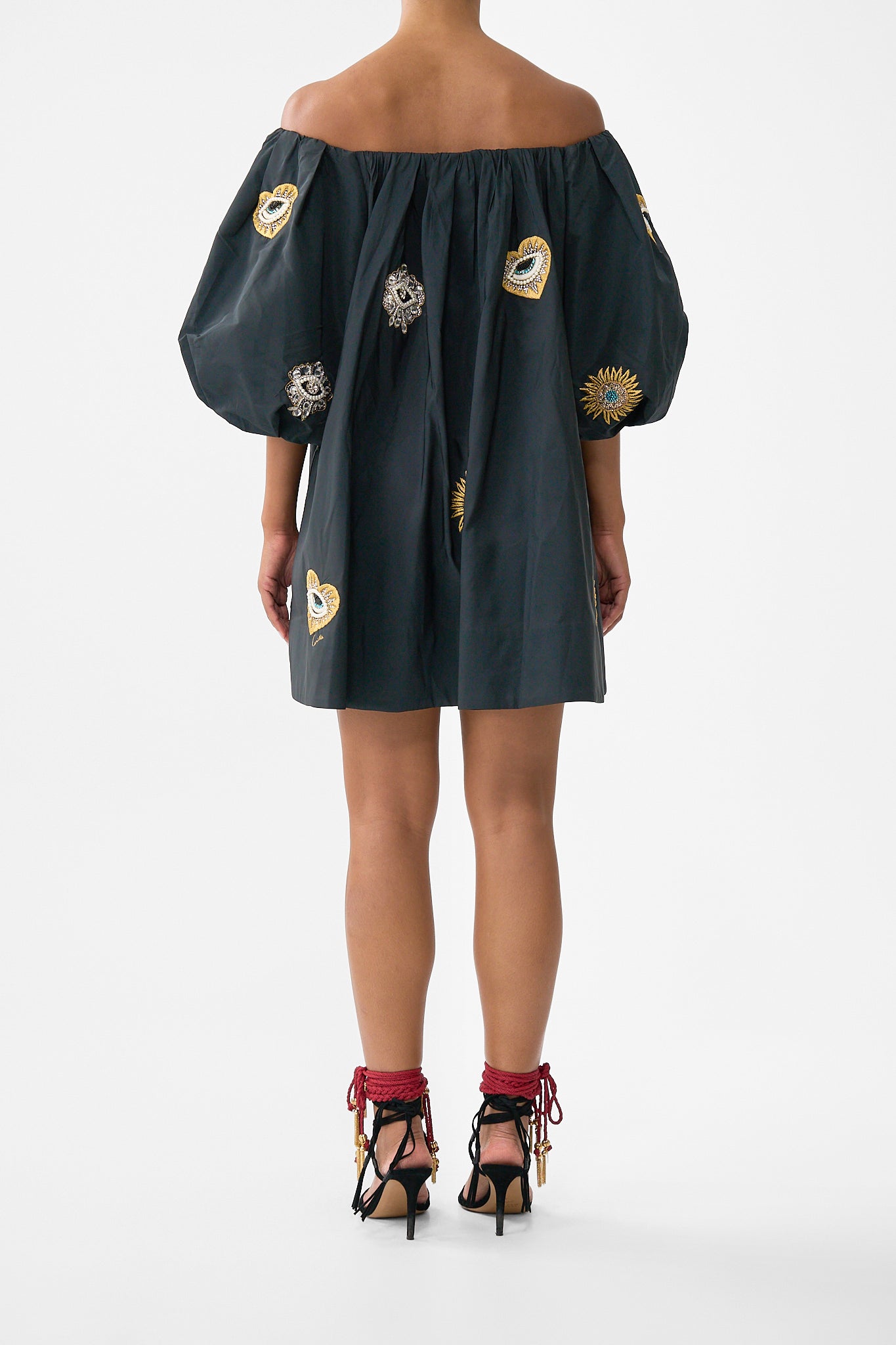 VESTIDO HINCHADO CON HOMBROS DESCUBIERTOS AMULETOS Y ALQUIMIA