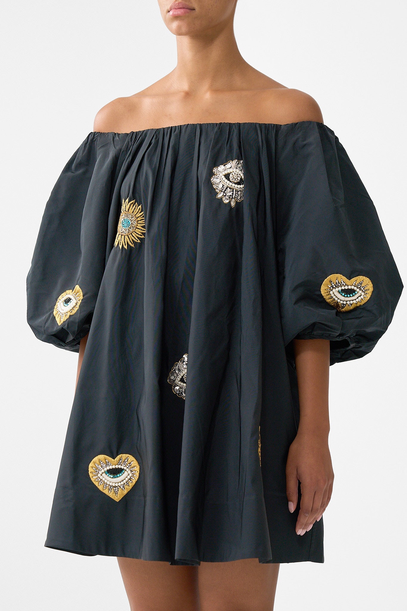 VESTIDO HINCHADO CON HOMBROS DESCUBIERTOS AMULETOS Y ALQUIMIA