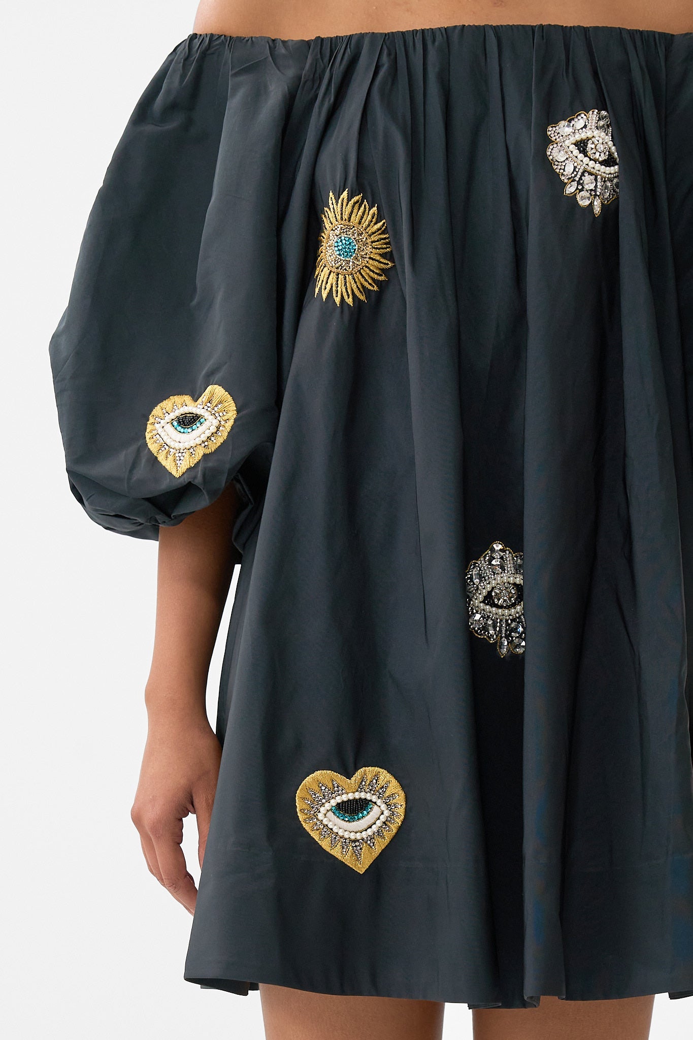 VESTIDO HINCHADO CON HOMBROS DESCUBIERTOS AMULETOS Y ALQUIMIA