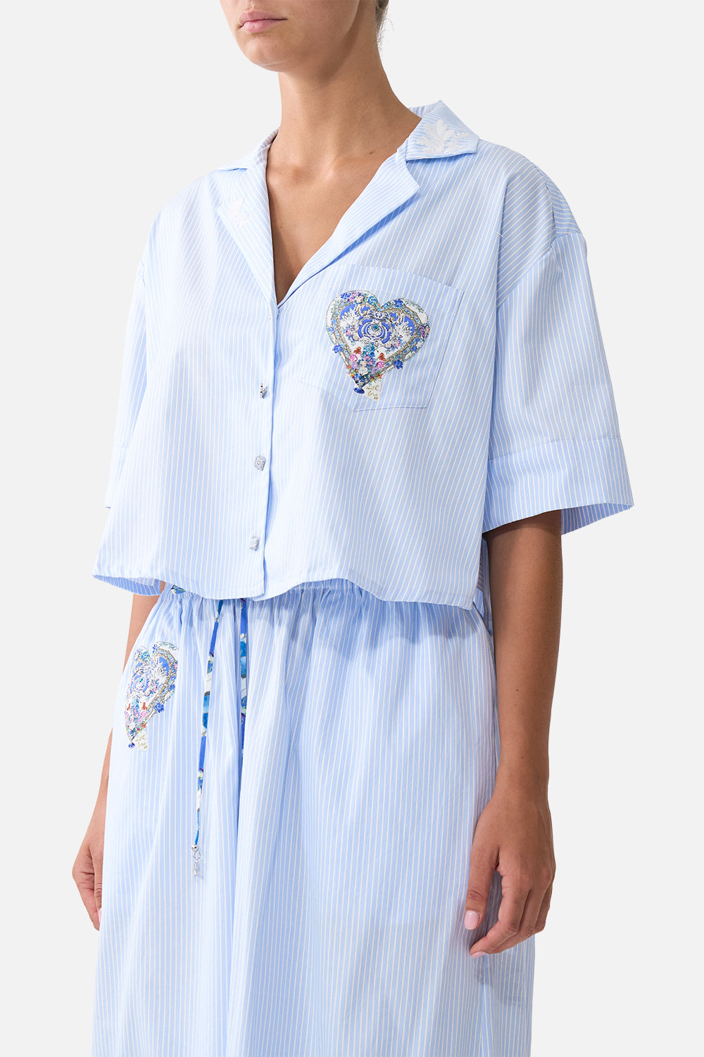BLUSA CORTA CON CUELLO CAMISERO OPULENCIA OTOMANA