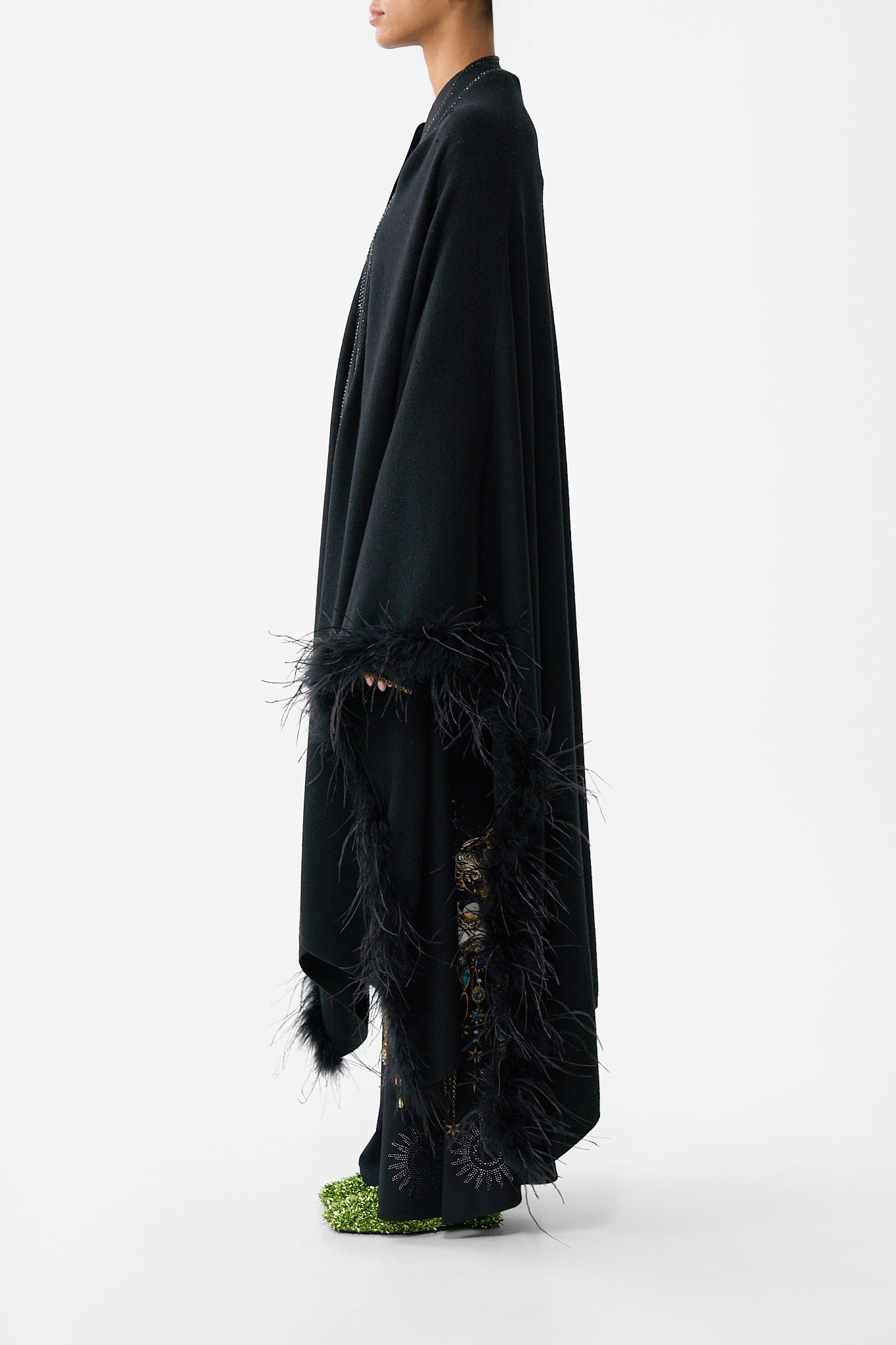 ARROJADO CON PLUMAS, AMULETOS Y ALQUIMIA