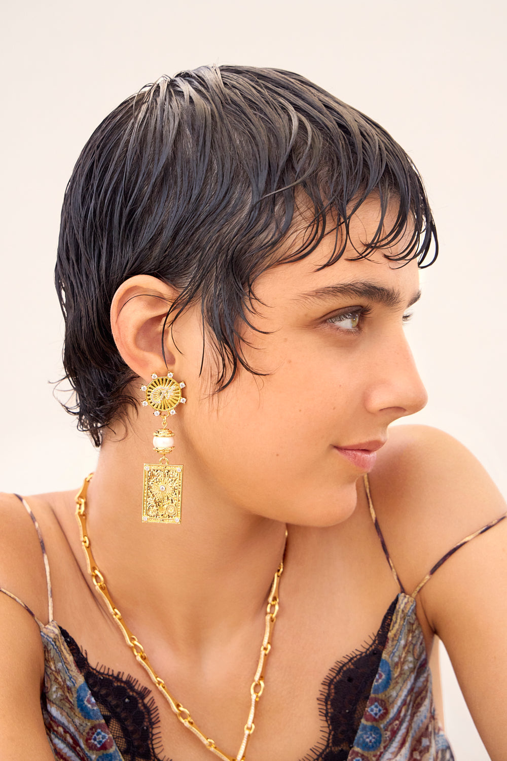 PENDIENTES ASIMÉTRICOS BOHEMIAN BABYLON CON DIJE DORADOS