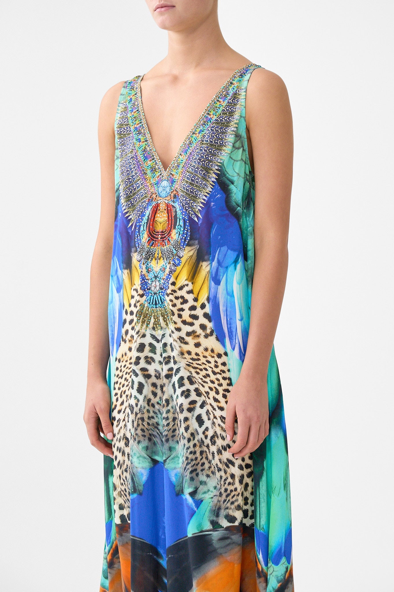 MONO ACAMPANADO CON CUELLO EN V ESTAMPADO DE LA SELVA