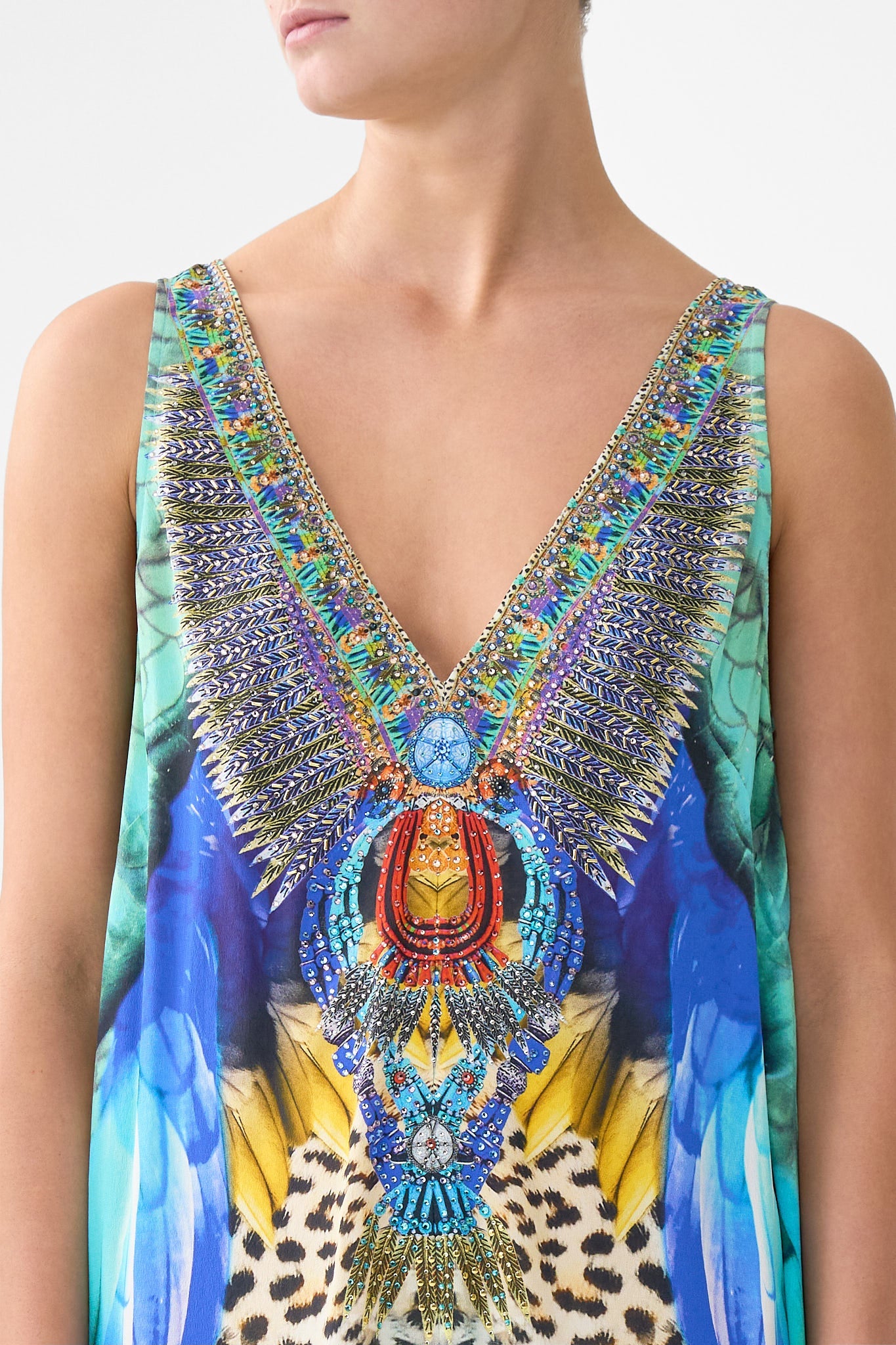 MONO ACAMPANADO CON CUELLO EN V ESTAMPADO DE LA SELVA