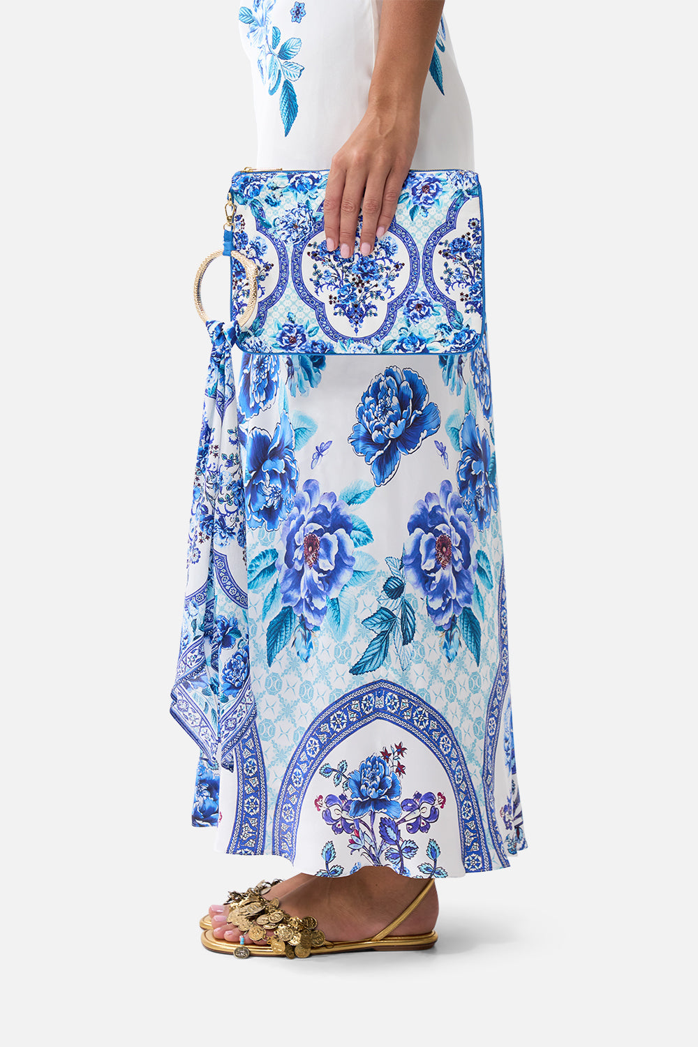 The CAMILLA ring scarf clutch from our print a ceramic garden, side model view
