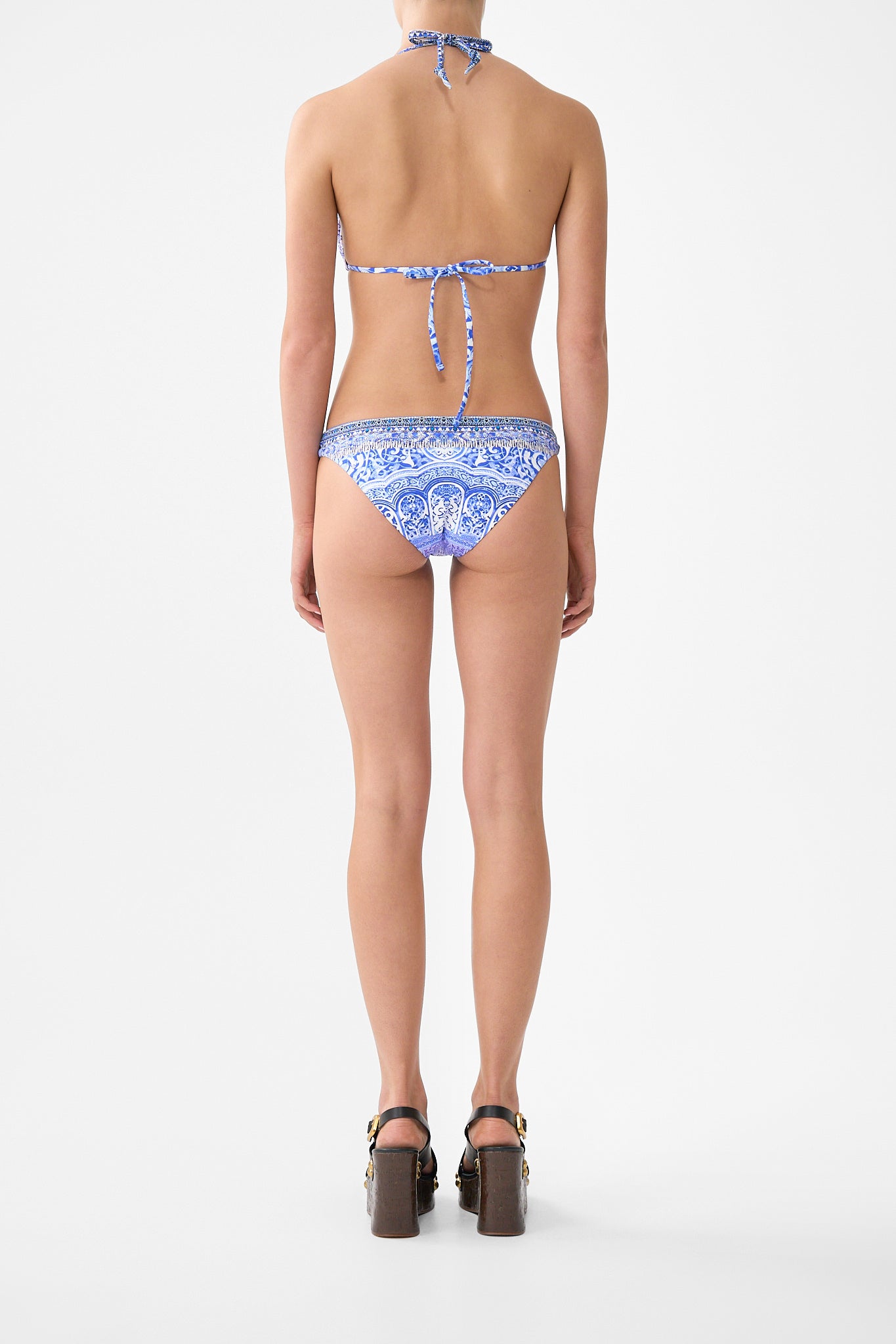 CONJUNTO DE BIKINI CON TRIÁNGULO, DECORACIÓN DE ESFERAS Y CORDÓN GRUESO PARA EL CUELLO, THE BOSPHOROUS