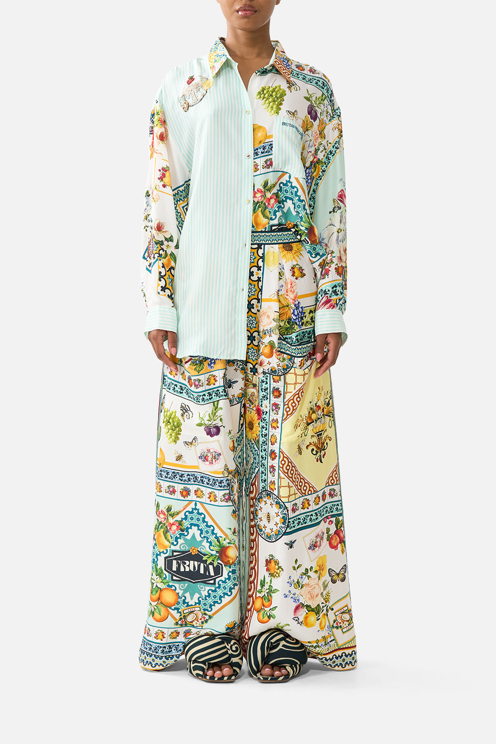 PANTALÓN DE PIERNA ANCHA CON BOLSILLOS DELANTEROS LA MAGIA DEL MERCADO