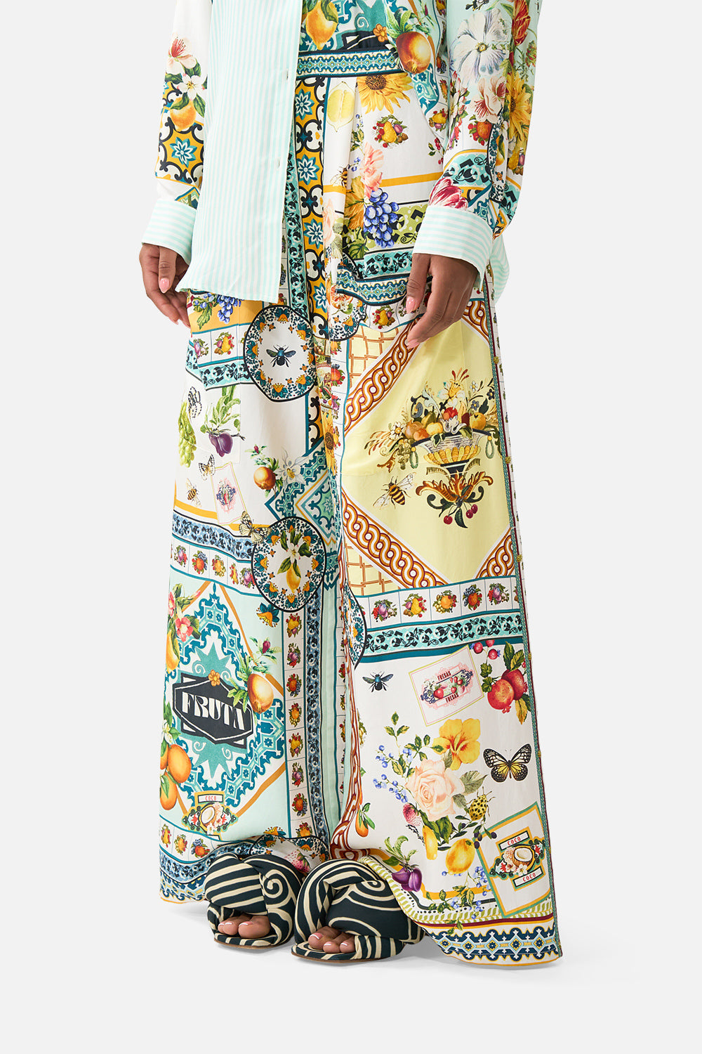 PANTALÓN DE PIERNA ANCHA CON BOLSILLOS DELANTEROS LA MAGIA DEL MERCADO