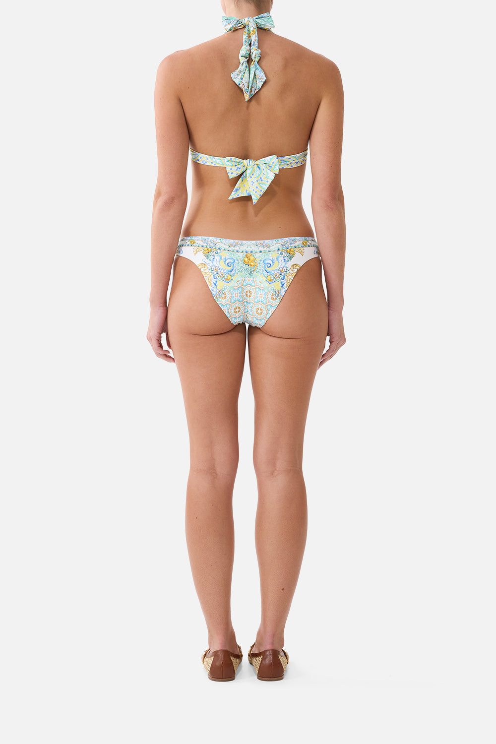 CONJUNTO DE BIKINI TRIANGULAR GRUESO CON RIBETES SUBE EL TONO DE LOS AZULEJOS