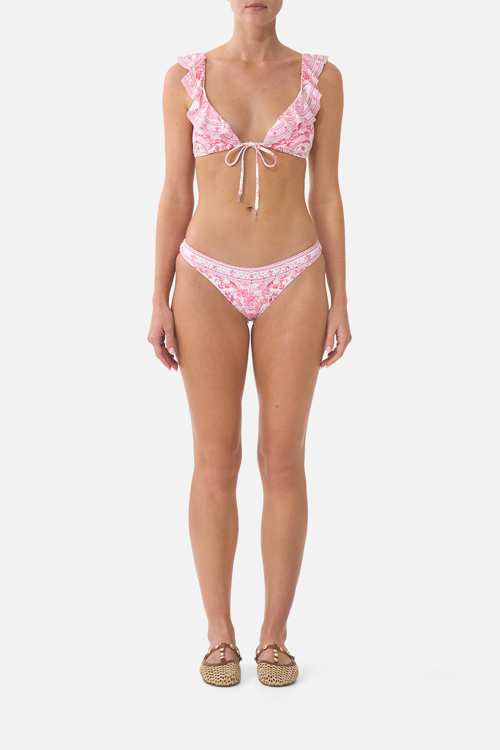 TOP DE BIKINI TRIANGULAR CON LAZO DELANTERO Y VOLANTES EN EL CUELLO LIVIN LA VIDA ROSA