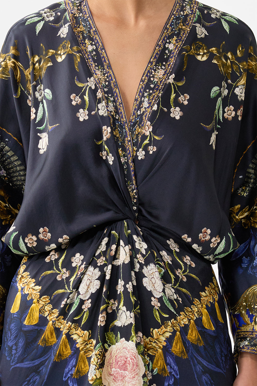 VESTIDO BATWING CON NUDO DELANTERO NOTAS DE LA HABITACIÓN AZUL
