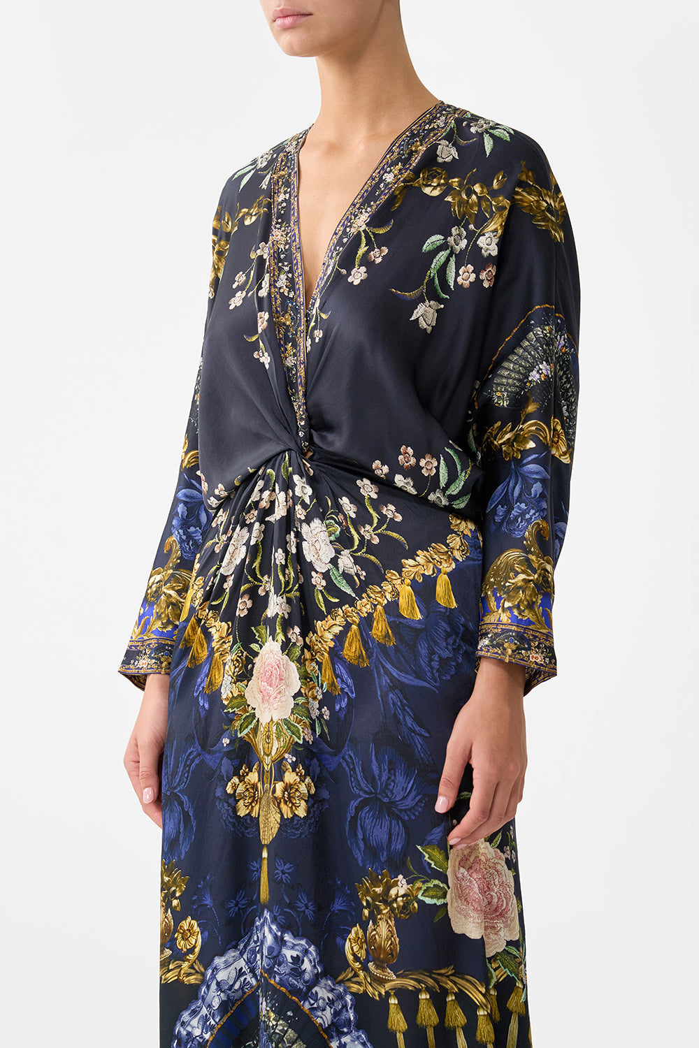 VESTIDO BATWING CON NUDO DELANTERO NOTAS DE LA HABITACIÓN AZUL
