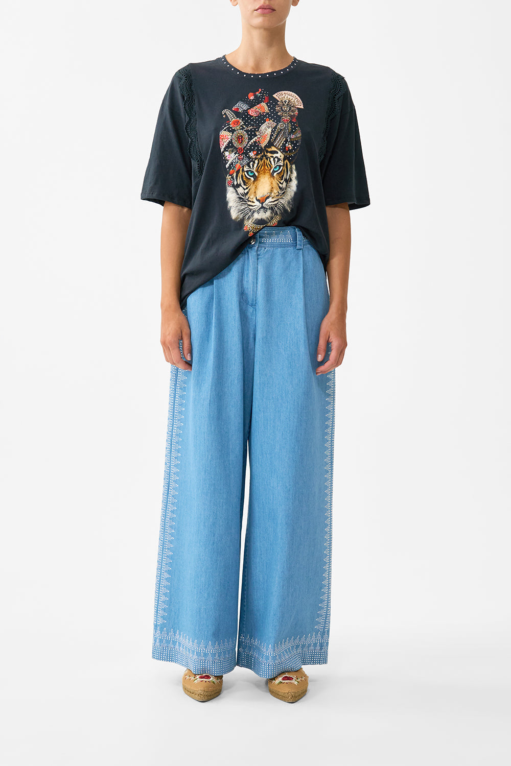 CAMISETA OVERSIZE CON RIBETE DE ENCAJE DAUGHTERS OF DUENDE
