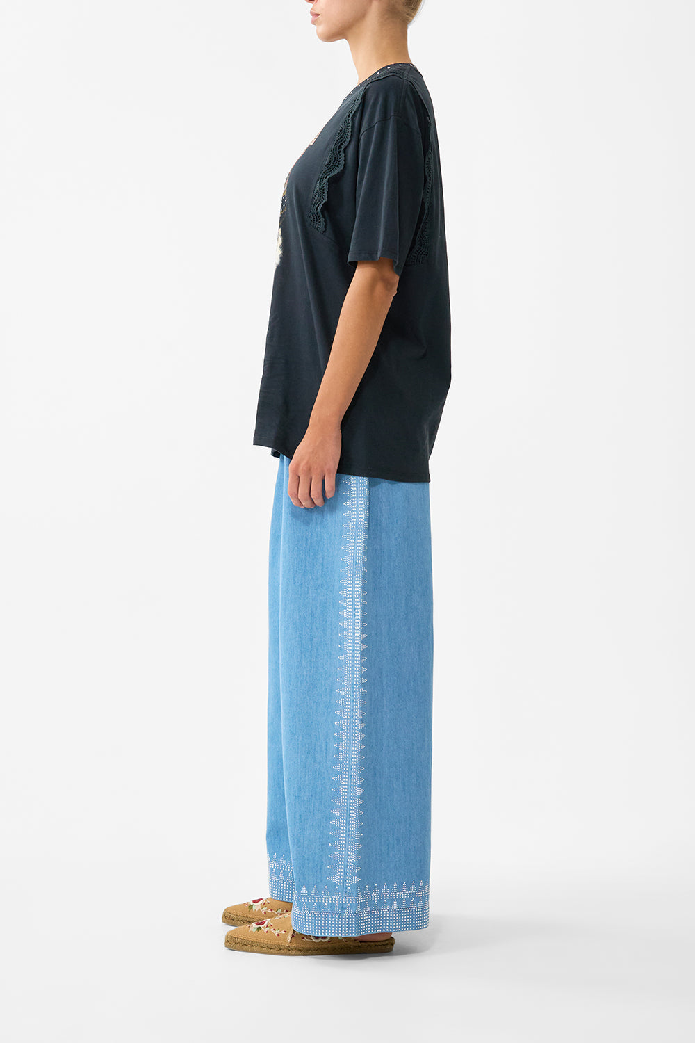 CAMISETA OVERSIZE CON RIBETE DE ENCAJE DAUGHTERS OF DUENDE