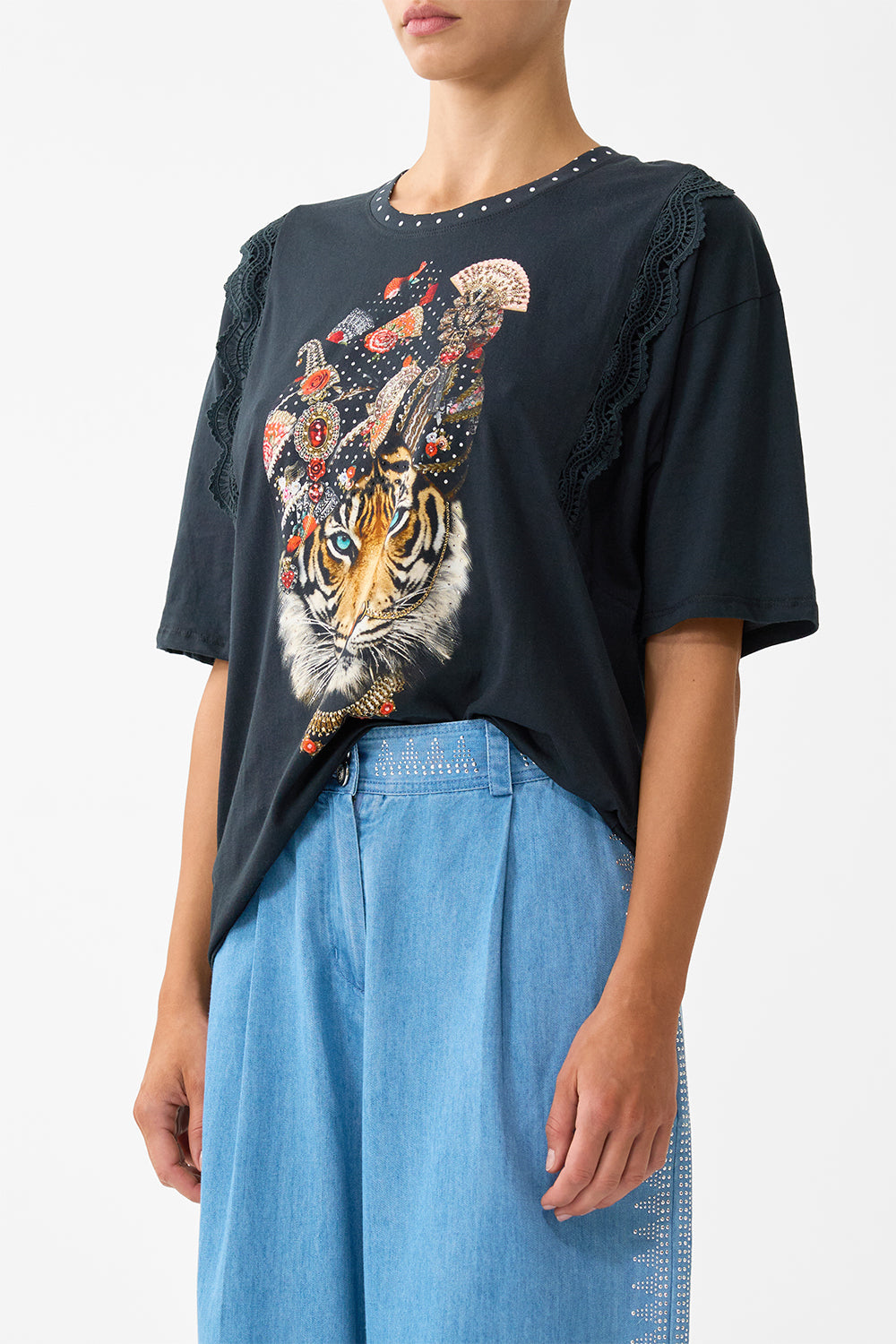 CAMISETA OVERSIZE CON RIBETE DE ENCAJE DAUGHTERS OF DUENDE