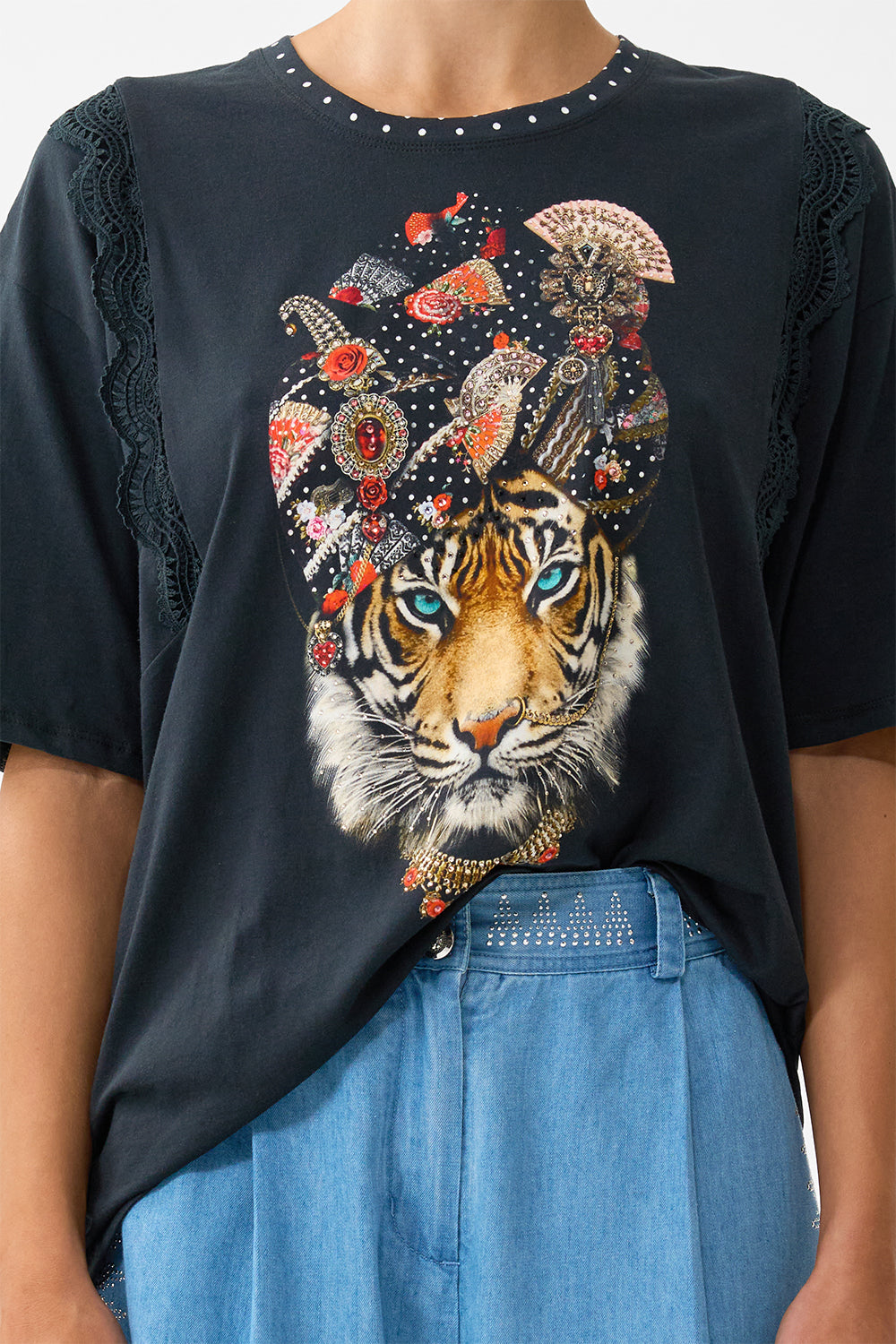 CAMISETA OVERSIZE CON RIBETE DE ENCAJE DAUGHTERS OF DUENDE