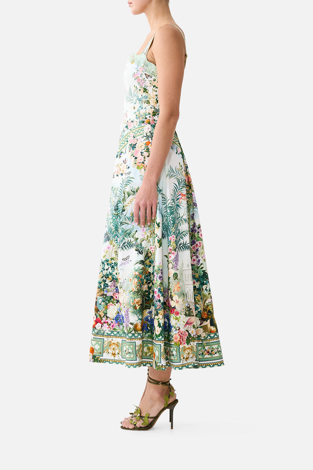 VESTIDO LARGO DE CORTE EVASÉ Y VUELO CON ARTE PARA LA EMPERATRIZ