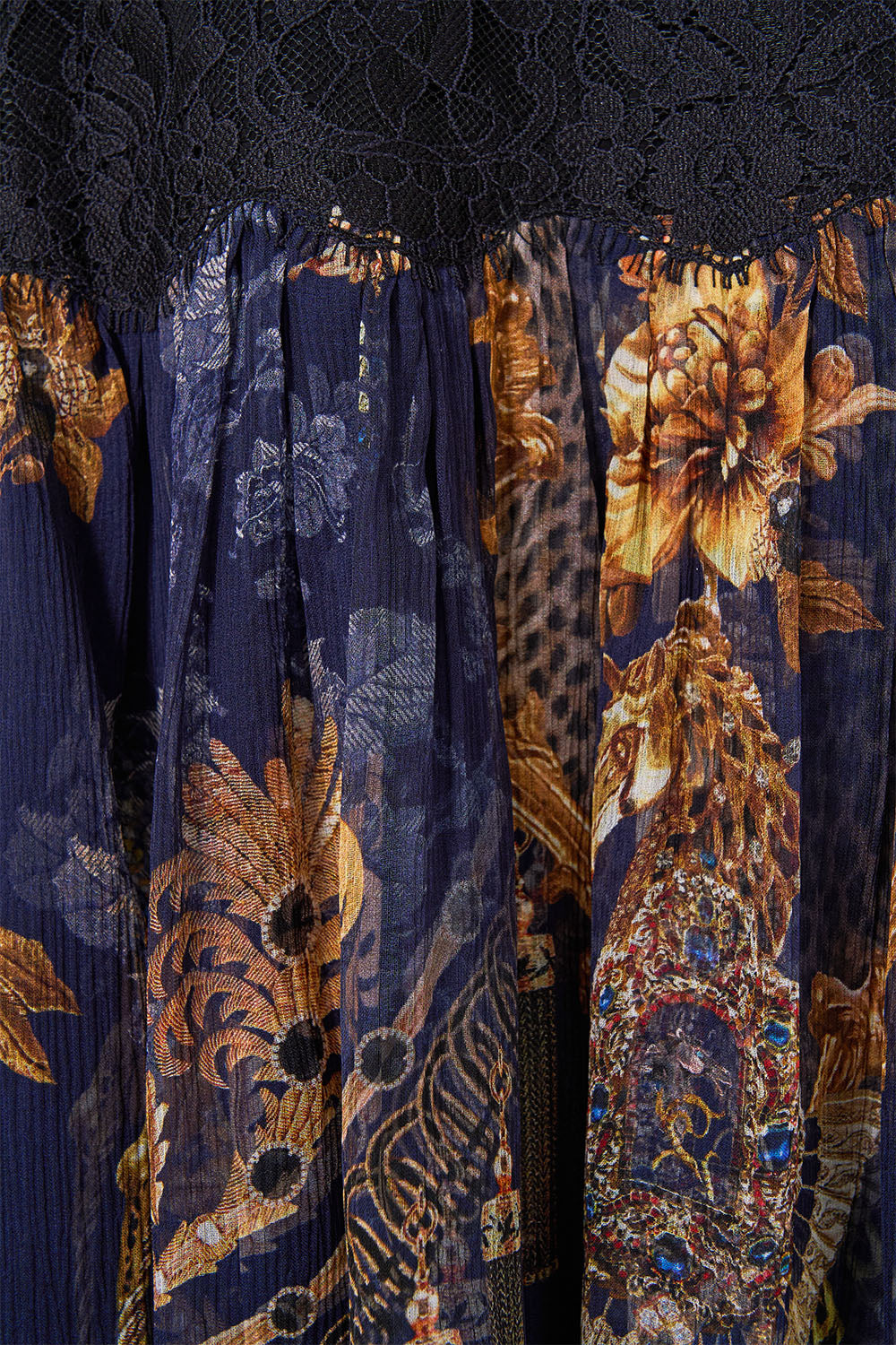 VESTIDO CORTO HOLGADO CON CINTURA CAÍDA CUBIERTO CON MOTIVOS BARROCOS
