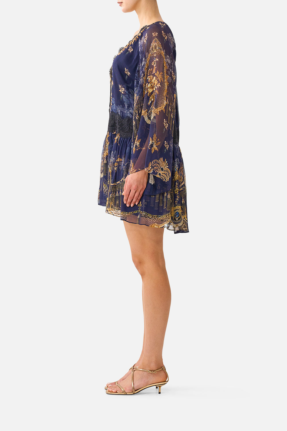 VESTIDO CORTO HOLGADO CON CINTURA CAÍDA CUBIERTO CON MOTIVOS BARROCOS