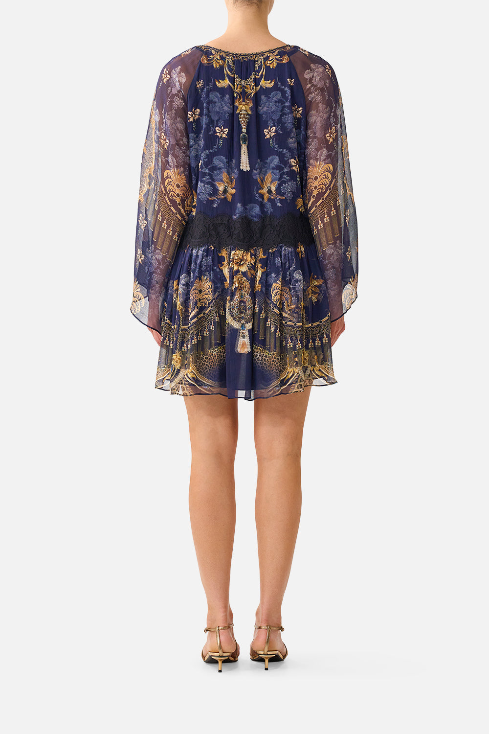 VESTIDO CORTO HOLGADO CON CINTURA CAÍDA CUBIERTO CON MOTIVOS BARROCOS